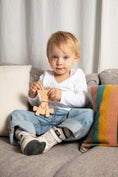 Cargar la imagen en la vista de la galería, The Little Bamber - Juguete para la dentición de caucho natural y ámbar báltico