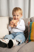 Cargar la imagen en la vista de la galería, The Little Bamber - Juguete para la dentición de caucho natural y ámbar báltico