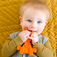 Cargar la imagen en la vista de la galería, Little bamBAM Juguete para la dentición del bebé - Naranja
